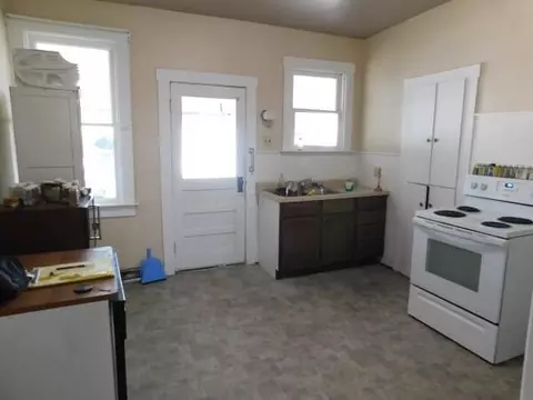 726 E Front St, Logan, OH 43138 photo 5