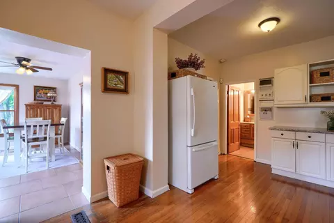 Entry Way - 327 Pearl St, Jackson, OH 45640 photo 3 of 4