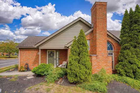 3618 Hunters Crossing Dr, Grove City, OH 43123