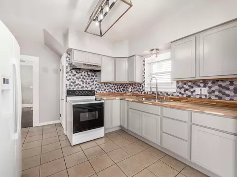Kitchen - 604 Windsor St, Marion, OH 43302 photo 3 of 4