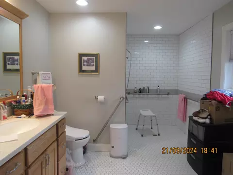 Bath - 2380 Kingston Pike, Circleville, OH 43113 photo 5 of 5
