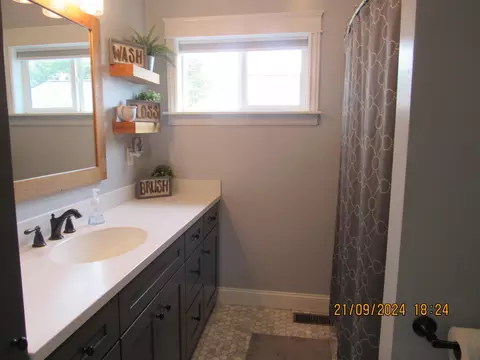 Bath - 2380 Kingston Pike, Circleville, OH 43113 photo 1 of 5
