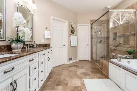 Bath - 5596 Caplestone Ln, Dublin, OH 43017 photo 3 of 5