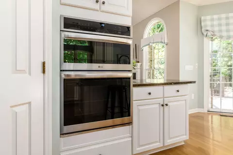 Kitchen - 5596 Caplestone Ln, Dublin, OH 43017 photo 6 of 7