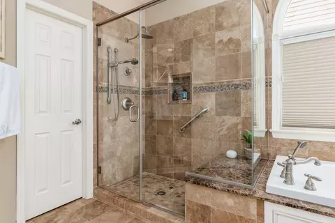 Bath - 5596 Caplestone Ln, Dublin, OH 43017 photo 4 of 5