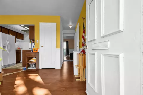 Entry Way - 124 E Beacon Run, Columbus, OH 43228 photo 1 of 2