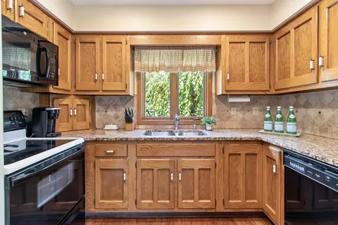 Kitchen - 5306 Roscommon Rd, Dublin, OH 43017 photo 2 of 2