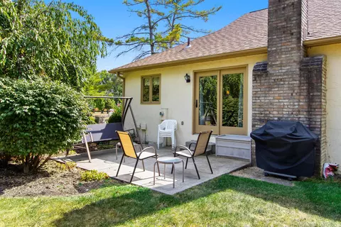 Exterior - 5306 Roscommon Rd, Dublin, OH 43017 photo 2 of 4