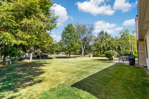 Exterior - 5306 Roscommon Rd, Dublin, OH 43017 photo 4 of 4