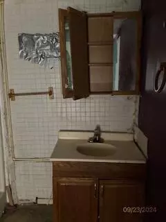 Bath - 518 Peddicord Ave, Washington Court House, OH 43160 photo 2 of 2