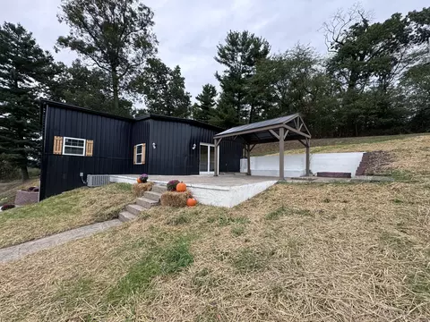 294 W Richards Rd NW, Mcconnelsville, OH 43756