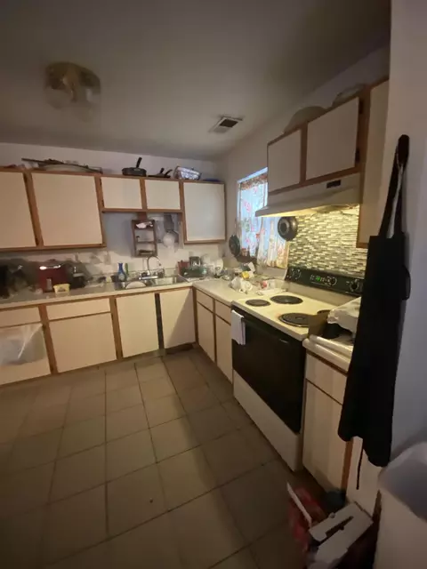 Kitchen - 586 E 2nd Ave, Columbus, OH 43201 photo 2 of 3