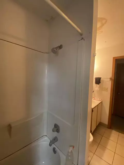 Bath - 586 E 2nd Ave, Columbus, OH 43201 photo 3 of 4