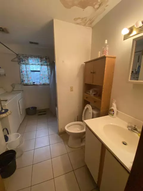Bath - 586 E 2nd Ave, Columbus, OH 43201 photo 2 of 4