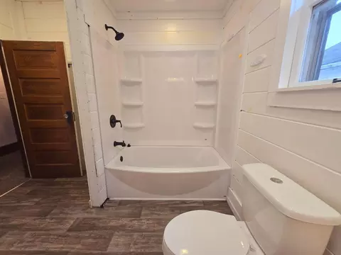 Bath - 325 Mcclain Ave, Coshocton, OH 43812 photo 2 of 3