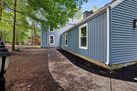 438 Fern Hill Dr, Granville, OH 43023