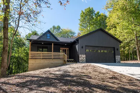 724 Floral Dr E, Howard, OH 43028