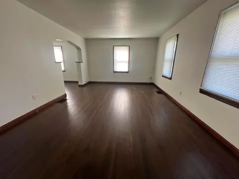 Living - 1630 S Burnett Rd, Springfield, OH 45505 photo 3 of 3