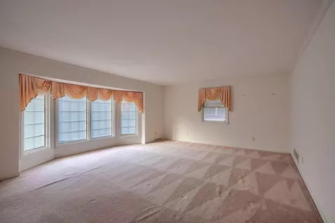 Living - 550 Willow Ln, Circleville, OH 43113 photo 1 of 7