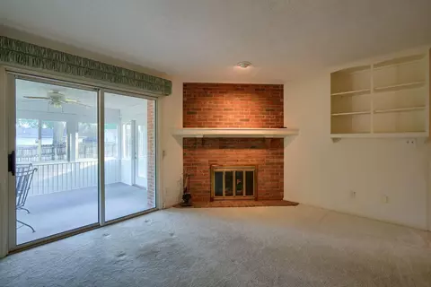 Living - 550 Willow Ln, Circleville, OH 43113 photo 6 of 7