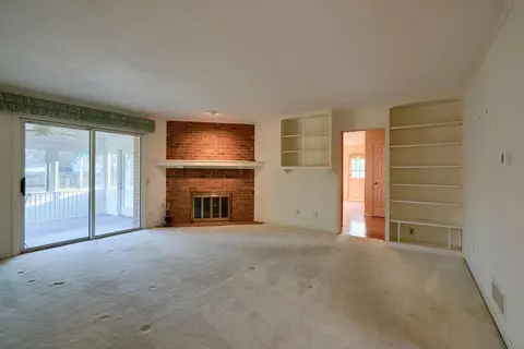 Living - 550 Willow Ln, Circleville, OH 43113 photo 5 of 7