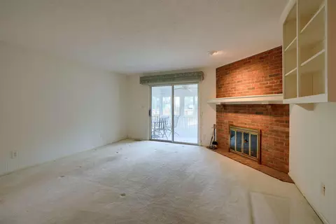 Living - 550 Willow Ln, Circleville, OH 43113 photo 4 of 7