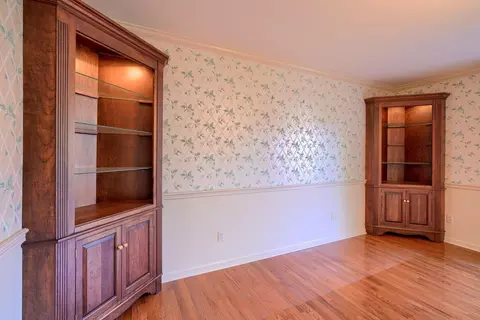 Living - 550 Willow Ln, Circleville, OH 43113 photo 3 of 7