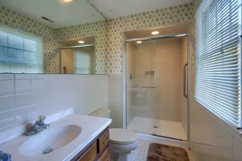 Bath - 550 Willow Ln, Circleville, OH 43113 photo 4 of 5