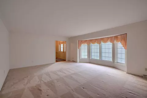Living - 550 Willow Ln, Circleville, OH 43113 photo 2 of 7
