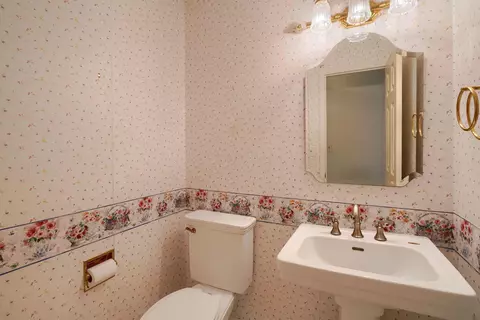 Bath - 550 Willow Ln, Circleville, OH 43113 photo 1 of 5