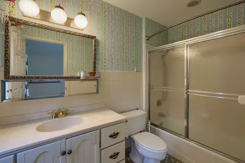 Bath - 550 Willow Ln, Circleville, OH 43113 photo 5 of 5