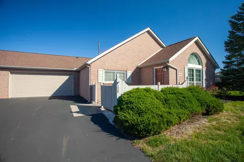2496 Meadow Glen Ln, Hilliard, OH 43026