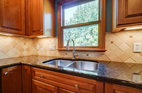 Kitchen - 2204 Stratingham Dr, Dublin, OH 43016 photo 4 of 6
