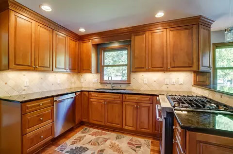 Kitchen - 2204 Stratingham Dr, Dublin, OH 43016 photo 2 of 6