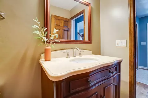Bath - 2204 Stratingham Dr, Dublin, OH 43016 photo 2 of 9