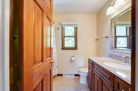 Bath - 2204 Stratingham Dr, Dublin, OH 43016 photo 7 of 9