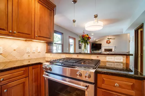 Kitchen - 2204 Stratingham Dr, Dublin, OH 43016 photo 5 of 6