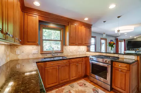 Kitchen - 2204 Stratingham Dr, Dublin, OH 43016 photo 3 of 6