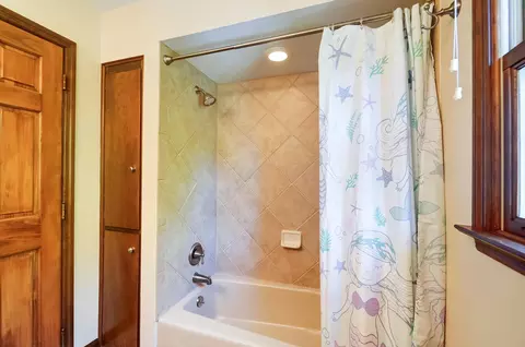Bath - 2204 Stratingham Dr, Dublin, OH 43016 photo 9 of 9