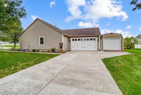 Exterior - 101 Castleton Ct, Pataskala, OH 43062 photo 4 of 10