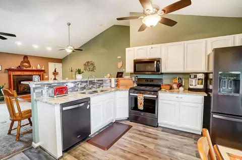 Kitchen - 101 Castleton Ct, Pataskala, OH 43062 photo 2 of 4