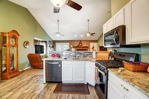 Kitchen - 101 Castleton Ct, Pataskala, OH 43062 photo 3 of 4