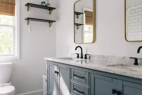 Bath - 87 E Torrence Rd, Columbus, OH 43214 photo 7 of 9