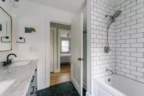 Bath - 87 E Torrence Rd, Columbus, OH 43214 photo 6 of 9