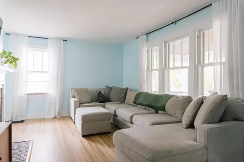 Living - 87 E Torrence Rd, Columbus, OH 43214 photo 2 of 8