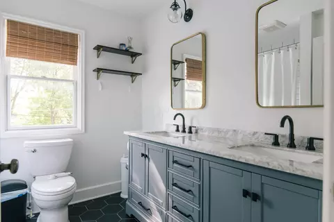 Bath - 87 E Torrence Rd, Columbus, OH 43214 photo 3 of 9