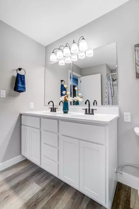 Bath - 2853 Evergreen Dr, Springfield, OH 45504 photo 5 of 9