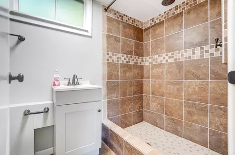 Bath - 2853 Evergreen Dr, Springfield, OH 45504 photo 6 of 9