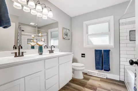 Bath - 2853 Evergreen Dr, Springfield, OH 45504 photo 1 of 9