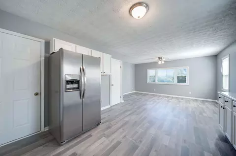 Living - 1629 E Home Rd, Springfield, OH 45503 photo 7 of 8